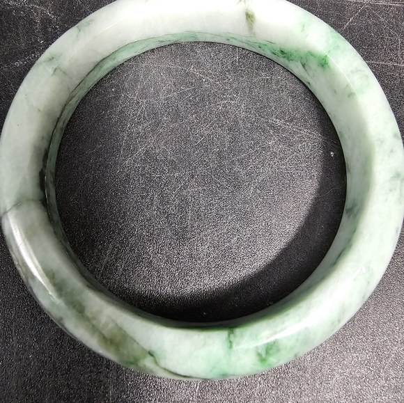 Vintage mottled green jadeite bangle bracelet - Picture 6 of 6